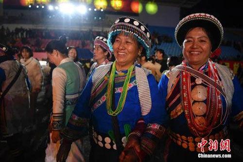 网红云南傈僳族小伙吃瓜,云南傈僳族小伙的田园美食之旅